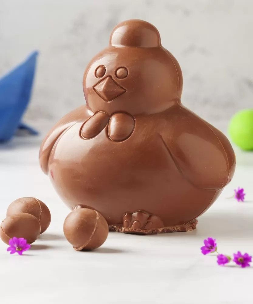 Foto Gallinotta di cioccolato al latte con sorpresa