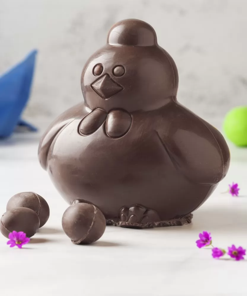 Foto Gallinotta di cioccolato fondente con sorpresa