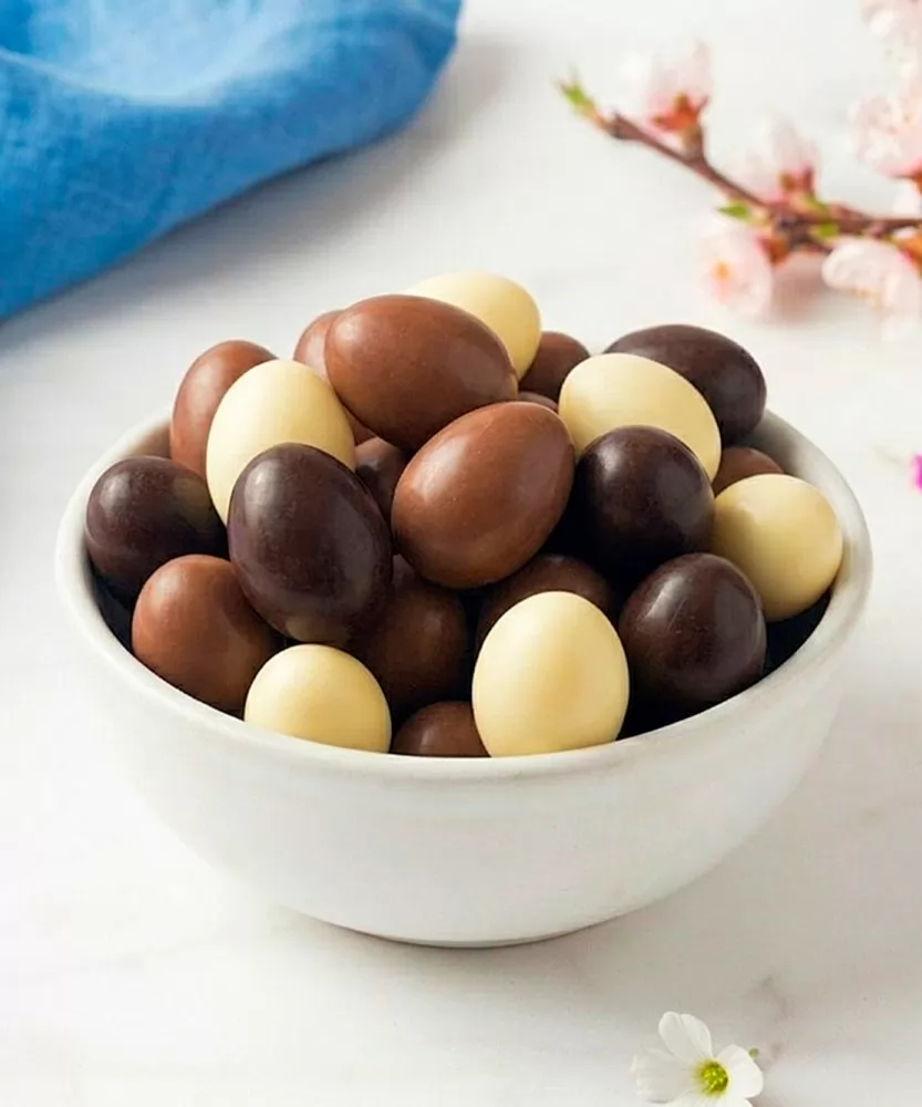 Foto Ovetti di cioccolato al latte, fondente e bianco 