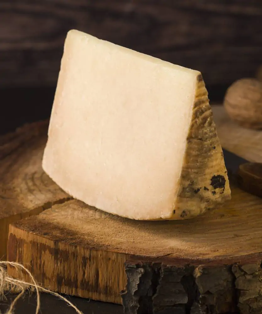 Foto Pecorino affinato in foglie di noce BIO 