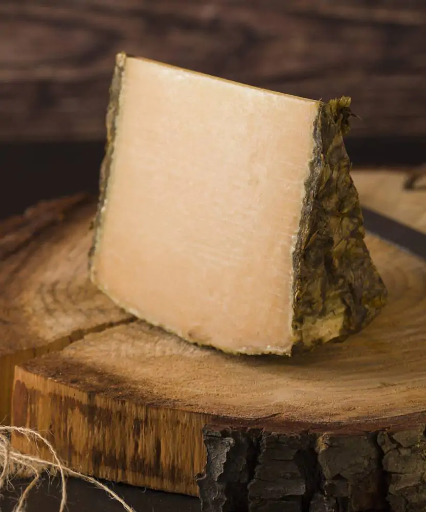 Foto Pecorino affinato nel luppolo BIO 