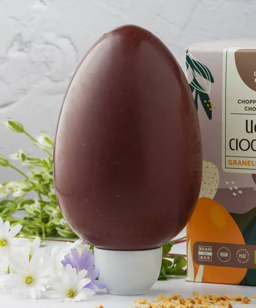 Foto Uovo di Cioccolato fondente con cacao Criollo e granella di nocciole BIO